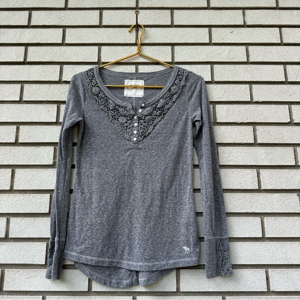 Abercrombie Gray Crochet Henley Thermal Long Sleeve Y2K XS Feminine Boho Cozy